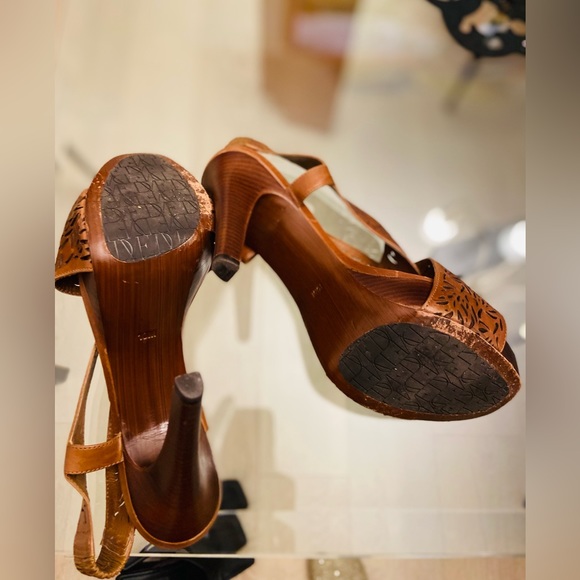 Diane VF Leather and wood high heels with laser cut details. Barely worn. - Picture 5 of 7